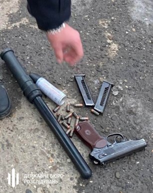 На Закарпатті викрили двох "поліцейських-перевертнів", які скоїли ганебний злочин – 04