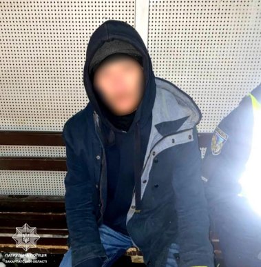Сидів на автобусній зупинці: поліція розповіла про випадок у Мукачеві – 01
