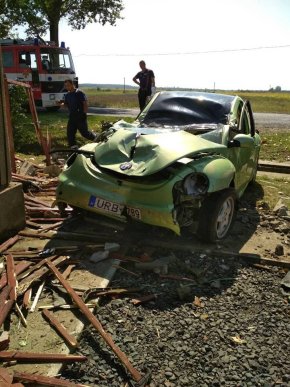 На Берегівщині "Volkswagen" зіткнувся з бетонною опорою: постраждала жінка – 01