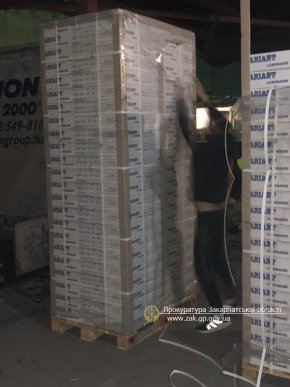 У Виноградові викрили склад із понад 83 тисячами блоків контрафактних цигарок – 01 У Виноградові викрили склад із понад 83 тисячами блоків контрафактних цигарок – 01