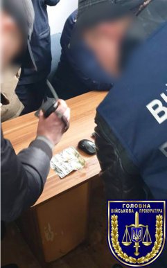 Попався на хабарі: закарпатський прикордонник намагався з`їсти долари – 01 Попався на хабарі: закарпатський прикордонник намагався з`їсти долари – 01