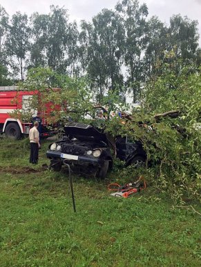 Жахлива аварія на Хустщині: водій загинув, одна пасажирка втекла, ще троє – у лікарні – 01