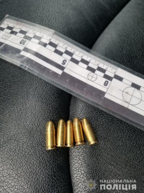 Помітно нервував: поліцейські зупинили молодого жителя найбагатшого закарпатського села – 04