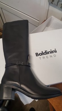 Чоловік намагався незаконно перевезти через кордон брендовий одяг та взуття – 11