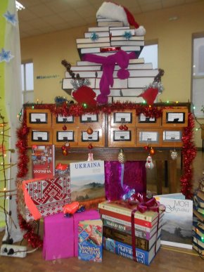 Ялинка, складена з книг, з’явилась у Мукачівській міській бібліотеці – 04