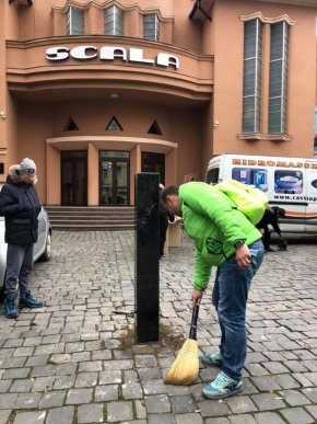 В Мукачеві встановили пам‘ятник режисеру фільму "Пролітаючи над гніздом зозулі" – 05