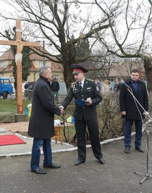 На площі Віталія Постолакі в Ужгороді до Дня пам’яті Небесної Сотні встановили і освятили хрест – 20