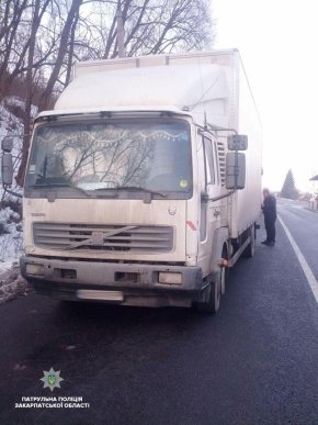 У Нижніх Воротах зупинили вантажівку з сигаретами на 7 мільйонів – 02 У Нижніх Воротах зупинили вантажівку з сигаретами на 7 мільйонів – 02
