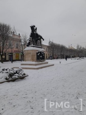 Центр Мукачева потопає у снігу. Дороги і тротуари не розчищені – 03