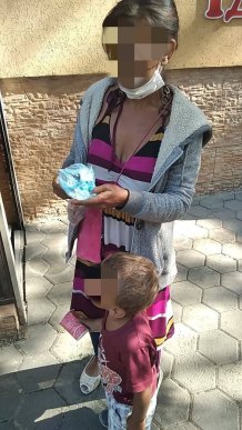 Закарпатка жебракувала разом із дворічним сином – 02