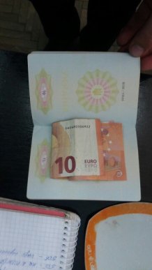 Чоловік за 20 євро намагався "домовитися" з митником – 02