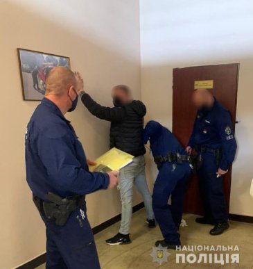 Закарпатські поліцейські екстрадували затриманих на території України зловмисників – 01 Закарпатські поліцейські екстрадували затриманих на території України зловмисників – 01