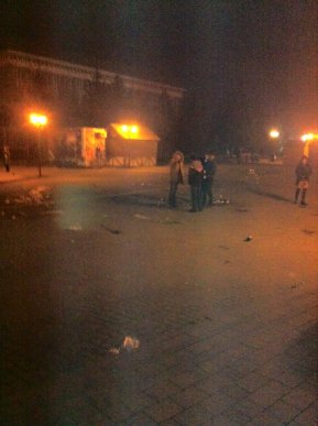 Центр Хуста після святкування Нового року "заполонили" маса різного непотребу і битого скла – 05