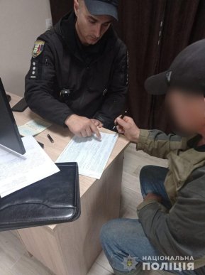 Висипав сміття на берег річки: поліція відреагувала на скандальне відео – 02