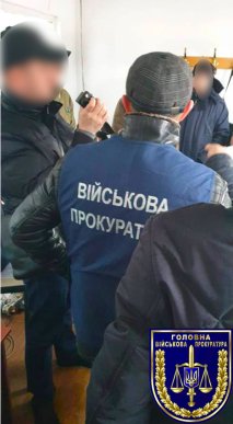 Попався на хабарі: закарпатський прикордонник намагався з`їсти долари – 03 Попався на хабарі: закарпатський прикордонник намагався з`їсти долари – 03