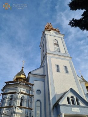 У селі на Мукачівщині чоловік впав із купола церкви – 02