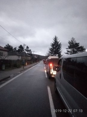 Дорога додому: перед КПП люди стоять у чергах понад 10 годин – 02