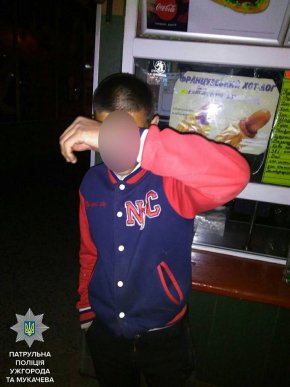 Неповнолітні юнаки намагалися пограбувати торговий павільйон – 02 Неповнолітні юнаки намагалися пограбувати торговий павільйон – 02