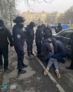 Спеціалізувались на "вибиванні" грошей: в області затримали небезпечну банду – 03