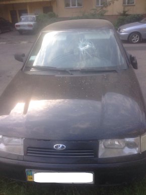 На Закарпатті невідомі контрабандисти нищили автомобіль прикордонника – 03