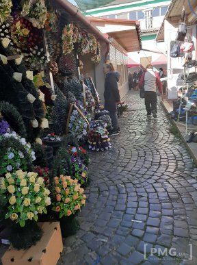 На ринках Мукачева попри заборону продають штучні вінки і квіти – 02