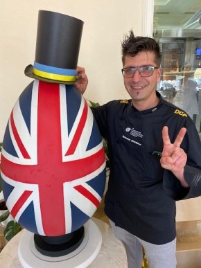 Відомий закарпатський кондитер Штефаньо виготовив 20-кілограмову писанку – 01