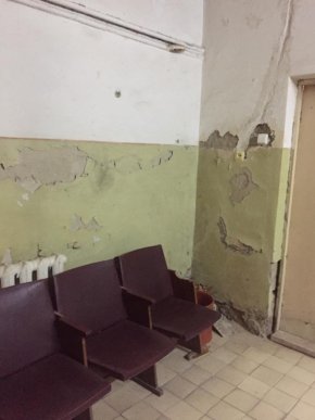 Інтернет-мережу шокували коридори Ужгородської міської поліклініки – 01 Інтернет-мережу шокували коридори Ужгородської міської поліклініки – 01