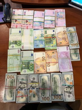 Поблизу кордону затримали чоловіків із золотими злитками і значною сумою грошей – 02 Поблизу кордону затримали чоловіків із золотими злитками і значною сумою грошей – 02