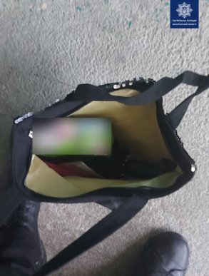 Невідомий розбив скло на машині та викрав звідти речі – 01