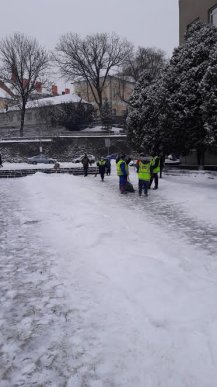 В Ужгороді з ночі комунальники розчищають сніг – 05 В Ужгороді з ночі комунальники розчищають сніг – 05