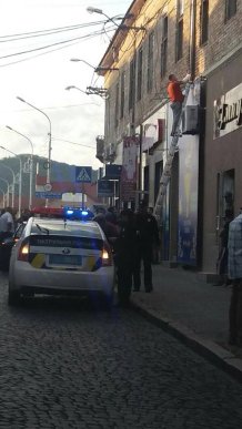 Конфлікт у центрі Мукачева: у відповідь на зауваження "муніципалів" порушники жбурнули камінь в автомобіль – 04