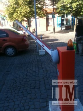Нещодавно виламаний велосипедистом шлагбаум у центрі Мукачева знову пошкодили (ФОТО) – 02