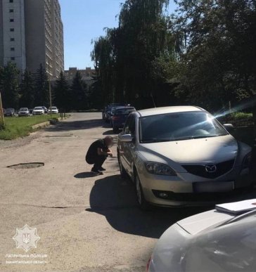 Патрульні розшукують водія, який в’їхав у Mazda в Ужгороді – 01