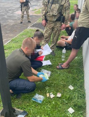 Чоловіків привозили у Мукачево: поліція затримала злочинне угруповання – 02