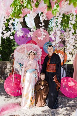 «Острівець Японії»: в Ужгороді провели акцію «Фото патріота» з сакурами – 02