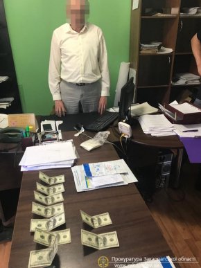 Закарпатські посадовці попалися на хабарі – 04