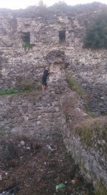 У соцмережах гадають, що це за "привид", сфотографований серед руїн Хустського замку – 03