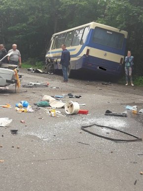 В області сталася жахлива ДТП: автобус протаранив легковик – 03
