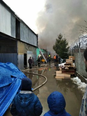 Вогнеборці приборкують пожежу в магазині будматеріалів на Тячівщині – 01 Вогнеборці приборкують пожежу в магазині будматеріалів на Тячівщині – 01