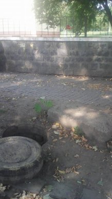 Учні однієї з ужгородських шкіл можуть впасти у відкритий люк – 01