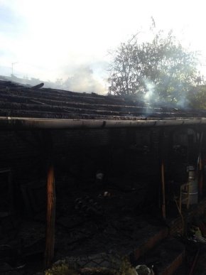 У Мукачеві згорів гараж із машиною всередині: рятувальники розповіли усі подробиці – 03