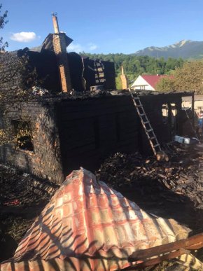 На Міжгірщині вогонь перетворив будинок на купу попелу – 01
