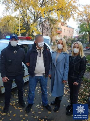 Дві дівчини затримали зловмисника, який посеред вулиці пограбував дідуся – 02