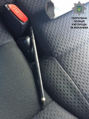 У Нижніх Воротах патрульні затримали дует крадіїв-втікачів – 05