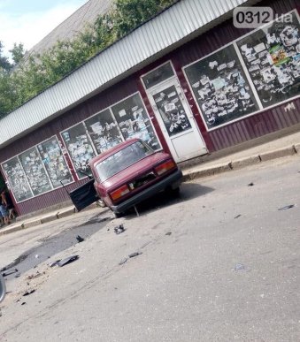 ДТП в Ужгороді: автомобіль в’їхав у автобусну зупинку – 01