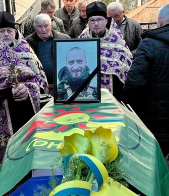 На Закарпатті провели в останню путь двох захисників-товаришів – 06