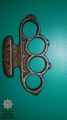 У Мукачеві патрульні затримали чоловіка, у якого виявили кастет – 02