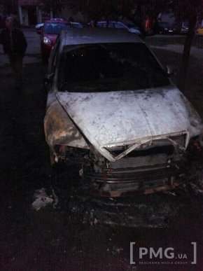 Вночі у мікрорайоні Росвигово у Мукачеві горіла "Шкода" – 02