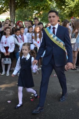 Для випускників мукачівської гімназії востаннє пролунав шкільний дзвоник – 03