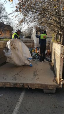 В Ужгороді береги річки Уж розчищали від занесеного паводком сміття – 02 В Ужгороді береги річки Уж розчищали від занесеного паводком сміття – 02